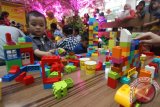 Seorang anak bermain lego (permainan menyusun balok plastik) pada kegiatan Nestle Dancow Excelnutri+ Explore The Word, di Medan, Sumatera Utara, Sabtu (30/4). Permainan tersebut untuk melatih dan meningkatkan motorik anak usia dini dalam mendukung pertumbuhan. ANTARA SUMUT/Septianda Perdana/16