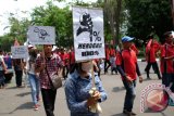 Pengunjuk rasa mengatasnamakan Jaringan Aliansi Perjuangan Rakyat Sumut, long march ketika memperingati Hari Buruh Internasional, di Medan, Sumatera Utara, Minggu (1/5). Mereka menuntut dicabutnya peraturan pemerintah (PP) No 78 Tahun 2015 tentang pengupahan yang dianggap merugikan para buruh. ANTARA SUMUT/Irsan Mulyadi/16