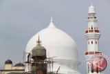 Pekerja membangun kubah baru Masjid Al Makmur atau Masjid Oman, bantuan kerajaan Oman pasca Tsunami 2004 lalu di Kota Banda Aceh, Minggu (1/5). Menjelangnya bulan Ramadhan sejumlah  masjid di daerah Aceh mulai direnovasi untuk memberikan kenyamanan bagi umat muslim dalam beribadah. ANTARA FOTO/mpelsa/16