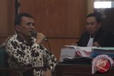 Gubernur Sumatera Utara nonaktif Gatot Pujo Nugroho menjadi saksi dalam kasus dugaan dana hibah bantuan sosial (bansos) Pemerintah Sumatera Utara, di Pengadilan Tipikor Medan, Sumatera Utara, Senin (2/5). Gatot Pujo Nugroho hadir sebagai saksi dalam sidang dugaan dana hibah bantuan sosial (bansos) Pemerintah Sumatera Utara yang melibatkan mantan Kepala Badan Kesejahteraan Pembangunan dan Perlindungan Masyarakat (Kesbanglinmas) Sumut, Eddy Sofyan. ANTARA SUMUT/Septianda Perdana/16