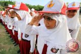 Siswa-siswi sekolah dasar mengikuti upacara peringatan hari pendidikan nasional (Hardiknas) di lapangan Hiraq, Lhokseumawe, Provinsi Aceh, Senin (2/5). Peringatan Hardiknas 2 Mei 2016 bertema 