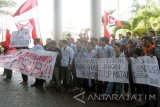 Aktivis Gerakan Mahasiswa Nasional Indonesia (GMNI) Jember bersama buruh PT SUB berdemonstrasi dalam rangka memperingati Hari Buruh Sedunia di halaman DPRD Jember, Jawa Timur, Senin (2/5). Aktivis mahasiswa dan buruh mendesak penyelesaian kasus PHK di PT SUB. Antarajatim/Zumrotun Solichah/zk/16