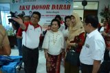 Direktur Umum Bank Kalbar  bersama Ibu Ketua PMI  meninjau lokasi donor darah dalam rangka HUT Ke-52 Bank Kalbar yang dirangkaikan juga dengan peringatan Hari Kartini yang jatuh pada tanggal 21 April 2016 (Foto Istimewa)