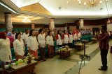 seluruh peserta pendonor darah dengan khidmat menyanyikan lagu  perjuangan Kartini bertepatan dengan pelaksanaan donor darah (Foto Istimewa)