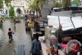 Angin Puting  Beliung disertai hujan deras di Terminal Pantai Hambawang Barabai RT. 10 Kecamatan Labuan Amas Selatan Kabupaten Hulu Sungai Tengah telah menghancurkan 7 buah warung, atap kantor lurah Pantai Hambawang Barat dan satu warung di di Pasar Pantai Hambawang. Tidak ada korban jiwa pada peristiwa yang terjadi, Sabtu (30/4/2016) Pukul 13.30 Wita. Foto : Antaranews Kalsel/Fathurrahman.