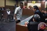 Sidang Dakwaan Ichsan Suaidi Dan Awang Lazuardi