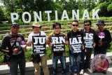 Sejumlah jurnalis mengikuti aksi damai memperingati Hari Kebebasan Pers se-dunia yang digelar Aliansi Jurnalis Independen (AJI) Pontianak, di Bundaran Digulis, Pontianak, Kalbar, Selasa (3/5). Selain meyerukan kepada perusahaan media agar memberikan upah layak serta jaminan sosial untuk jurnalis, AJI Pontianak juga mendesak Polda Kalbar untuk mengusut tuntas kasus kekerasan terhadap dua jurnalis Kalbar yaitu Arief Nugroho dan Faisal yang dianiaya oleh sejumlah oknum mahasiswa Fakultas Teknik Universitas Tanjungpura pada 13 Februari 2010 silam. ANTARA FOTO/Jessica Helena Wuysang/16