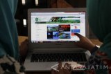 Operator Banyuwangi Mall mengoperasikan website penjualan online di Rumah Kreatif, Banyuwangi, Jawa Timur, Selasa (3/5). Banyuwangi Mall merupkan salah satu langkah Pemerintah daerah Banyuwangi untuk memasarkan produk ungulan seperti kerajinan UMKM, pariwisata dan even festival secara online untuk mencapai pasar yang lebih luas. Antara Jatim/ Budi Candra Setya/zk/16.