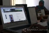 Operator Banyuwangi Mall mengoperasikan website penjualan online di Rumah Kreatif, Banyuwangi, Jawa Timur, Selasa (3/5). Banyuwangi Mall merupkan salah satu langkah Pemerintah daerah Banyuwangi untuk memasarkan produk ungulan seperti kerajinan UMKM, pariwisata dan even festival secara online untuk mencapai pasar yang lebih luas. Antara Jatim/ Budi Candra Setya/zk/16.