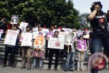 Anggota Solidaritas Jurnalis Bandung mengadakan aksi peringatan World Press Freedom Day (WPFD) 2016 di taman Vanda Bandung, Jawa Barat, Selasa (3/5). Dalam aksinya mereka menyerukan; Mengutuk segala tindakan kekerasan terhadap jurnalis, lembaga, atau pribadi yang menyampaikan ekspresinya, menuntut Kepolisian Daerah Jawa Barat mengklarifikasi dan mencabut ancaman serta intimidasi terhadap jurnalis oleh anggota Brigade Mobil yang bertugas saat kerusuhan Lapas Banceuy dan meminta jurnalis selalu menjunjung dan menerapkan kode etik dalam menjalankan tugasnya. ANTARA FOTO/Agus Bebeng/wdy/16.