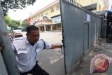 Petugas keamanan kampus menutup pintu gerbang Universitas Muhammadiyah Sumatera Utara (UMSU) di Medan, Sumatera Utara, Selasa (3/5). Pasca peristiwa pembunuhan dosen Fakultas FKIP yang dilakukan seorang mahasiswa di kampus, pihak rektorat memutuskan untuk meliburkan kampus dari semua aktivitas perkuliahan sebagai bentuk berkabung. ANTARA SUMUT/Septianda Perdana/16