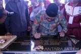 Menteri Agama RI Lukman Hakim Saifuddin (tengah) menandatangani prasasti saat peresmikan kampus baru IAIN Tulungagung, Jawa Timur, Senin (2/5). Pemerintah mengucurkan anggaran sebesar Rp42 miliar melalui program Surat Berharga Syariah Negara (SBSN) 2016 untuk pengembangan gedung baru tahap 2 IAIN Tulungagung, setelah pada 2015 menyalurkan anggaran serupa senilai Rp35 miliar untuk pembangunan gedung kampus baru-1 yang terdiri enam lantai. Antara Jatim/Destyan Sujarwoko/zk/16