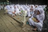 Sejumlah siswa-siswi kelas 6 SD Negeri Jepara I Surabaya mengikuti doa bersama di kompleks Makam Sunan Ampel Surabaya, Jawa Timur, Selasa (3/5). Doa bersama tersebut untuk memohon kelancaran serta kemudahan dalam mengerjakan Ujian Sekolah Tahun Pelajaran 2015-2016 yang akan dilakukan secara serentak pada 16-18 Mei mendatang. Antara Jatim/Moch Asim/zk/16