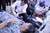 Sejumlah anggota polisi mengikuti kegiatan donor darah masal di gedung serbaguna RS Bhayangkara, Tulungagung, Jawa Timur, Selasa (3/5). PMI setempat menargetkan pengumpulan 2.000 kantong darah atau naik sekitar 50 persen selama kurun Mei untuk persiapan stok darah menjelang bulan puasa (Ramadhan) yang jatuh pada awal Juni. Antara Jatim/Destyan Sujarwoko/zk/16