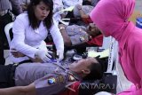 Sejumlah anggota polisi mengikuti kegiatan donor darah masal di gedung serbaguna RS Bhayangkara, Tulungagung, Jawa Timur, Selasa (3/5). PMI setempat menargetkan pengumpulan 2.000 kantong darah atau naik sekitar 50 persen selama kurun Mei untuk persiapan stok darah menjelang bulan puasa (Ramadhan) yang jatuh pada awal Juni. Antara Jatim/Destyan Sujarwoko/zk/16