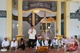 Bupati Hulu Sungai Selatan H Achmad Fikry bersama Ketua DPRD HSS Syamsuri Arsyad menghadiri kegiatan safari Rajab di masjid Raudhatul Jannah Desa Bajayau Tengah Kecamatan Daha Barat, Senin (2/5/). Bupati berharap pemerintah bersama warga bisa membangun Kecamatan termuda yakni Daha Barat menjadi lebih baik lagi kedepannya.