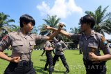 Sejumlah Polisi Wanita (Polwan) berlatih Bela Diri Polri (BDP) dihalaman Mapolres Blitar, Jawa Timur, Rabu (4/5). Latihan rutin BDP tersebut bertujuan untuk menjaga kesiapsiagaan Polwan agar bisa melakukan tugas fungsi dan pokoknya sebagai anggota polisi dalam melindungi dan mengayomi masyarakat. Antara Jatim/Irfan Anshori/zk/16