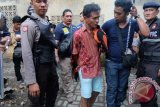 Polisi meminta keterangan tersangka kepemilikan narkoba ketika melakukan penggerebekan di Kampung Aur, Medan, Sumatera Utara, Rabu (4/5). Pihak Polresta Medan berhasil menangkap satu orang tersangka, dengan barang bukti paket sabu-sabu, beberapa senjata tajam, dan paket ganja kering di dekat rumah warga dilokasi tersebut. ANTARA SUMUT/Irsan Mulyadi/16