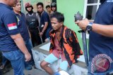 Polisi meminta keterangan tersangka kepemilikan narkoba ketika melakukan penggerebekan di Kampung Aur, Medan, Sumatera Utara, Rabu (4/5). Pihak Polresta Medan berhasil menangkap satu orang tersangka, dengan barang bukti paket sabu-sabu, beberapa senjata tajam, dan paket ganja kering di dekat rumah warga dilokasi tersebut. ANTARA SUMUT/Irsan Mulyadi/16