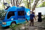 Petugas menata perlengkapan  untuk pemutaran film di mobil yang difungsikan sebagai bioskop keliling di lokasi wisata Goa Selomangleng Kediri, Jawa Timur, Kamis (5/5). Kementerian Pendidikan dan Kebudayaan memberikan satu unit mobil yang difungsikan sebagai bioskop keliling kepada Pemerintah Kota Kediri. Antara Jatim/Foto/Asmaul Chusna/16