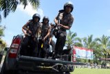 Sejumlah anggota Sat Sabhara melakukan tehnik jump truck dalam Pelatihan Tehnik Sergap Taktis Polisi di Halaman Mapolres Blitar, Jawa Timur, Rabu (4/5). Latihan tersebut bertujuan untuk meningkatkan kemampuan anggota polisi dalam operasi pembebasan serta penyelamatan warga yang ditawan oleh teroris atau kelompok bersenjata. Antara Jatim/Irfan Anshori/zk/16