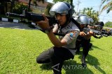 Sejumlah anggota Sat Sabhara membentuk formasi kuda-kuda dalam Pelatihan Tehnik Sergap Taktis Polisi di Halaman Mapolres Blitar, Jawa Timur, Rabu (4/5). Latihan tersebut bertujuan untuk meningkatkan kemampuan anggota polisi dalam operasi pembebasan serta penyelamatan warga yang ditawan oleh teroris atau kelompok bersenjata. Antara Jatim/Irfan Anshori/zk/16