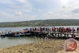 Sejumlah wisatawan menikmati panorama pulau Menjangan di Taman Nasional Bali Barat, Bali, Kamis (5/5). Pulau Menjangan yang berada di kawasan Taman Nasional Bali Barat tersebut, menjadi salah satu tujuan wisatawan untuk mengisi libur panjang. ANTARA FOTO/ Budi Candra Setya/wdy/16.