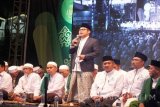 Inisiator Gerakan Nusantara Mengaji Muhaimin Iskandar (berdiri) membuka acara Nusantara Mengaji dengan membaca surat Al Fatihah yang dipusatkan di alun-alun Kabupaten Jember, Jatim, Sabtu (7/5) malam. Kegiatan Gerakan Nusantara Mengaji diikuti sebanyak 2.450.000 orang dengan mengkhatamkan 325.000 kali Al-Quran di seluruh Indonesia. Antarajatim/ Zumrotun Solichah/16