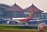 Pesawat Hongkong Airlines berada di Bandara Ngurah Rai, Bali, Sabtu (7/5/2016). Pesawat yang membawa 204 penumpang dan 12 kru tersebut mengalami guncangan di udara akibat turbulensi sehingga menyebabkan sejumlah penumpang luka-luka dan dilarikan ke rumah sakit terdekat. (Foto Wira Suryantala)