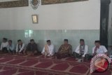 Agenda Jumat Keliling Secara Rutin yang dilaksanakan KGN Baldatun Center di Masjid Jami Assalam di Kecamatan Cibadak, Kabupaten Sukabumi, Jawa Barat. Hadir langsung Pendiri sekaligus Pembina Baldatun Center Sukabumi Ade Dasep Zaenal Abidin,dan Muspika Cibadak. (Foto Humas KGN Baldatun Center).