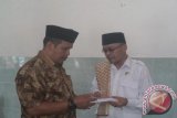 Pemberian Wakaf Al-Quran sebanyak 17 buah yang diserahkan dari Pendiri sekaligus Pembina Baldatun Center Ade Dasep Zaenal Abidin kepada Camat Cibadak, Abdul Rifai di Masjid Jami Assalam, Kabupaten sukabumi, Jawa Barat. (Foto Humas KGN Baldatun Center).