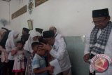 Pemberian santunan kepada 41 anak yatim di Desa Karangtengah, Kecamatan Cibadak yang merupakan agenda rutin Jumat Keliling Baldatun Center, di Masjid Jami Assalam, Kabupaten sukabumi, Jawa Barat. (Foto Humas KGN Baldatun Center).