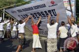 Warga memasang baliho dan bendera untuk menolak reklamasi di Jalan Imam Bonjol Denpasar, Minggu (8/5). Puluhan warga yang mengatasnamakan dirinya Gabungan Anak Imam Bonjol Bersatu (GAIB) menyatakan sikap menolak rencana pemanfaatan Teluk Benoa oleh investor menyusul adanya wacana proyek tersebut akan terus berjalan. ANTARA FOTO/Wira Suryantala/wdy/16.