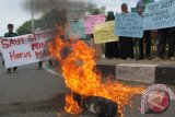 Mahasiswa yang tergabung dalam Himpunan Mahasiswa Islam (HMI) Aceh membakar pocong saat aksi di Bundaran Simpang Lima , Banda Aceh, Senin (9/5). HMI Aceh mendesak  Saut Situmorang mundur dari jabatannya sebagai Wakil Pimpinan KPK dan menyampaikan permohonan maaf di media selama lima hari , terkait pernyataannya yang dinilai menghina HMI. ANTARA Aceh/Ampelsa/16
     
