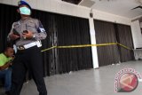 Polisi berjaga didepan pintu klinik aborsi di Jalan Medan-Binjai KM 13,5 Kabupaten Deli Serdang, Sumatera Utara, Senin (9/5). Dalam penggerebekan itu, polisi mengamankan dua orang dokter umum (pemilik klinik), empat orang perawat dan seorang pasien yang sedang opname untuk pemulihan usai melakukan aborsi. ANTARA SUMUT/Septianda Perdana/16