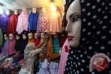 Pedagang merapikan jilbab dagangannya di Pusat Pasar Medan, Sumatera Utara, Minggu (8/5). Jelang bulan puasa jilbab yang dijual secara eceran dan grosiran dengan harga Rp10 ribu hingga Rp. 200 ribu per biji itu mengalami peningkatan penjualan sekitar 50 persen dibandingkan dengan hari biasa. ANTARA SUMUT/Septianda Perdana/16 