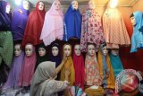 Pedagang merapikan jilbab dagangannya di Pusat Pasar Medan, Sumatera Utara, Minggu (8/5). Jelang bulan puasa jilbab yang dijual secara eceran dan grosiran dengan harga Rp10 ribu hingga Rp. 200 ribu per biji itu mengalami peningkatan penjualan sekitar 50 persen dibandingkan dengan hari biasa. ANTARA SUMUT/Septianda Perdana/16 