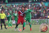 Pesepakbola PSMS Medan Donny Fernando Siregar (kanan) berusaha melewati pesepakbola Persebo Musi Raya Jaya Hartono (kiri) pada pertandingan Indonesia Soccer Championship (ISC) B 2016 di Stadion Teladan Medan, Sumatera Utara, Minggu (8/5). PSMS Medan berhasil mengalahkan Persebo Musi Raya dengan skor 5-0. ANTARA SUMUT/Septianda Perdana/16