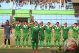 Sejumlah pesepakbola PSMS Medan melakukan selebrasi usai mencetak gol ke gawang Persebo MUsi Raya pada pertandingan Indonesia Soccer Championship (ISC) B 2016 di Stadion Teladan Medan, Sumatera Utara, Minggu (8/5). PSMS Medan berhasil mengalahkan Persebo Musi Raya dengan skor 5-0. ANTARA SUMUT/Septianda Perdana/16