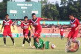 Pesepakbola PSMS Medan Willyando (tengah) dijatuhkan pesepakbola Persebo Musi Raya pada pertandingan Indonesia Soccer Championship (ISC) B 2016 di Stadion Teladan Medan, Sumatera Utara, Minggu (8/5). PSMS Medan berhasil mengalahkan Persebo Musi Raya dengan skor 5-0. ANTARA SUMUT/Septianda Perdana/16