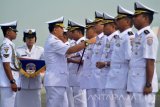 Komandan Puspenerbal Laksma TNI Manahan Simorangkir menyematkan tanda kepada Komandan Lanudal Juanda lama Kolonel Laut (P) Sisyani Jafar (kelima kanan) di sela sela Sertijab di Base Ops Lanudal Juanda, Sidoarjo, Jawa Timur, Senin (9/5). Komandan Wing Udara 1 Kolonel Laut (P) Dwika Tjahya menjadi Wakil Komandan Lantamal IV Tanjung Pinang, Pejabat baru Komandan Wing Udara 1 Kolonel Laut (P) Muhammad Tohir, Pejabat baru Komandan Wing Udara 2 Letkol Laut (P) Ludi Muharjo, Pejabat baru Komandan Lanudal Juanda Kolonel Laut (P) Edwin, Pejabat Baru Komandan Lanudal Manado Mayor Laut (T) Yulmintardi. Antara Jatim/Umarul Faruq/zk/16