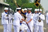 Komandan Puspenerbal Laksma TNI Manahan Simorangkir menerima bendera Pataka dari Komandan Wing Udara 1 Kolonel Laut (P) Dwika Tjahya di sela sela Sertijab di Base Ops Lanudal Juanda, Sidoarjo, Jawa Timur, Senin (9/5). Komandan Wing Udara 1 Kolonel Laut (P) Dwika Tjahya menjadi Wakil Komandan Lantamal IV Tanjung Pinang, Pejabat baru Komandan Wing Udara 1 Kolonel Laut (P) Muhammad Tohir, Pejabat baru Komandan Wing Udara 2 Letkol Laut (P) Ludi Muharjo, Pejabat baru Komandan Lanudal Juanda Kolonel Laut (P) Edwin, Pejabat Baru Komandan Lanudal Manado Mayor Laut (T) Yulmintardi. Antara Jatim/Umarul Faruq/zk/16