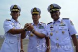 Komandan Puspenerbal Laksma TNI Manahan Simorangkir (tengah) melakukan salam komando dengan Kolonel Laut (P) Dwika Tjahya (kanan) Kolonel Laut (P) Muhammad Tohir (kiri) yang baru disela-sela upacara sertijab di Base Ops Lanudal Juanda, Sidoarjo, Jawa Timur, Senin (9/5). Komandan Wing Udara 1 Kolonel Laut (P) Dwika Tjahya menjadi Wakil Komandan Lantamal IV Tanjung Pinang, Pejabat baru Komandan Wing Udara 1 Kolonel Laut (P) Muhammad Tohir, Pejabat baru Komandan Wing Udara 2 Letkol Laut (P) Ludi Muharjo, Pejabat baru Komandan Lanudal Juanda Kolonel Laut (P) Edwin, Pejabat Baru Komandan Lanudal Manado Mayor Laut (T) Yulmintardi. Antara Jatim/Umarul Faruq/zk/16