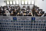 Sejumlah siswa Sekolah Menengah Pertama Negeri (SMPN) 1 mengikuti Ujuan Nasional Berbasis Komputer (UNBK) mata pelajaran Bahasa Indonesia tingkat SMP di SMPN 1 Surabaya, Jawa Timur, Senin (9/5). Menurut data Kementerian Pendidikan dan Kebudayaan sebanyak 4.208.388 pelajar tingkat SMP atau sederajat di Indonesia tercatat sebagai peserta UN dan melaksanakan ujian secara serentak pada 9-12 Mei 2016. Antara Jatim/M Risyal Hidayat/16