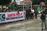 Sejumlah aktivis yang tergabung dalam Himpunan Mahasiswa Islam (HMI) melakukan aksi unjuk rasa di Mapolres Bondowoso, Jawa Timur, Senin, (9/5). Dalam aksinya mereka melaporkan Saut Situmorang, Wakil Ketua KPK yang dinilai telah melecehkan HMi di Mapolres Bondowsoso. Antara Jatim/Seno/zk/16.