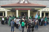 Sejumlah aktivis yang tergabung dalam Himpunan Mahasiswa Islam (HMI) melakukan aksi unjuk rasa di Mapolres Bondowoso, Jawa Timur, Senin, (9/5). Dalam aksinya mereka melaporkan Saut Situmorang, Wakil Ketua KPK yang dinilai telah melecehkan HMi di Mapolres Bondowsoso. Antara Jatim/Seno/zk/16.