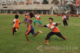 Sejumlah anak berlari dan adu strategi saat mengikuti perlombaan permainan tradisional Bentengan di lapangan THOR Surabaya, Jawa Timur, Senin (9/5). Perlombaan yang diikuti oleh siswa SD hingga SMA tersebut bertujuan untuk menghidupkan kembali permainan tradisional pada generasi muda sekaligus dalam rangka memeriahkan HUT Kota Surabaya yang ke-723. Antara Jatim/Moch Asim/zk/16