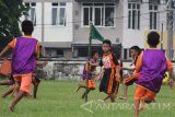 Sejumlah anak berlari dan adu strategi saat mengikuti perlombaan permainan tradisional Bentengan di lapangan THOR Surabaya, Jawa Timur, Senin (9/5). Perlombaan yang diikuti oleh siswa SD hingga SMA tersebut bertujuan untuk menghidupkan kembali permainan tradisional pada generasi muda sekaligus dalam rangka memeriahkan HUT Kota Surabaya yang ke-723. Antara Jatim/Moch Asim/zk/16