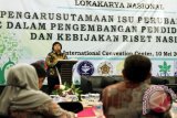 Menteri Lingkungan Hidup dan Kehutanan Siti Nurbaya Bakar menyampaikan pidato di hadapan peserta seminar di IPB International Conventinal Center (IICC) Kota Bogor, Jawa Barat, Selasa (10/5). Acara yang diselengarakan IPB berkerja sama dengan UGM, UI, ITB, PERHIMPI, APIK, KLHK, dan Kemenristekdikti itu mengambil tema 'Pengarustamaan Isu Perubahan Iklim ke Dalam Pengembangan Pendidikan Tinggi dan Kebijakan Riset Nasional'. ANTARA FOTO/Yulius Satria Wijaya/wdy/16