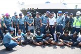 Pangarmatim, Laksamana Muda TNI Darwanto (kiri) berbincang dengan perompak yang diamankan di Dermaga Ujung Koarmatim Surabaya, Jawa Timur, Selasa (10/5). KRI Untung Suropati (USP)-372 dari jajaran Koarmatim berhasil mengamankan sembilan orang perompak yang melakukan pembajakan Motor Vessel (MV) Hai Soon 12 berbendera Singapura yang bermuatan 200 Kilo Liter Minyak. Antara Jatim/M Risyal Hidayat/zk/16